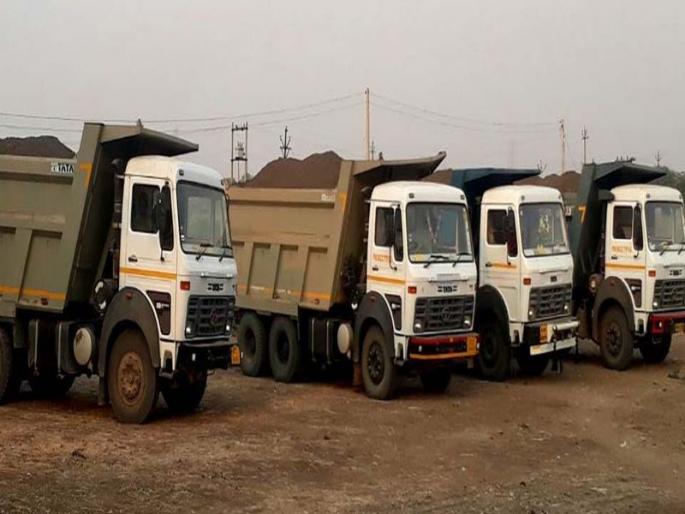 Four dumps of illegal sand transport seized at the light | प्रकाशा येथे अवैध वाळू वाहतुकीचे चार डंपर जप्त Four dumps of illegal sand transport seized at the light | प्रकाशा येथे अवैध वाळू वाहतुकीचे चार डंपर जप्त
