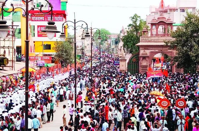 Shegaon: Hundreds of thousands of devotees of Lord Shiva! | शेगाव : ‘श्रीं’चरणी  लक्षावधी भाविक नतमस्तक! Shegaon: Hundreds of thousands of devotees of Lord Shiva! | शेगाव : ‘श्रीं’चरणी  लक्षावधी भाविक नतमस्तक!