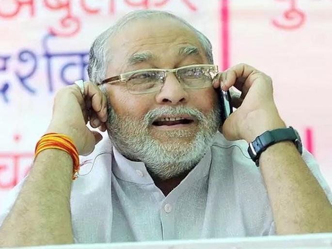 PM Modis brother prahlad modi sits on dharna demanding escort vehicle | ...अन् पंतप्रधान मोदींच्या भावानं पोलीस ठाण्याबाहेरच धरणं धरलं