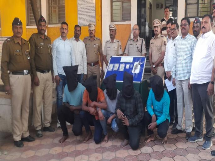 Parli kidnapping case solved; Five accused arrested, valuables seized! | परळीतील अपहरण प्रकरणाची उकल; पाच आरोपींना अटक, मुद्देमाल जप्त! Parli kidnapping case solved; Five accused arrested, valuables seized! | परळीतील अपहरण प्रकरणाची उकल; पाच आरोपींना अटक, मुद्देमाल जप्त!