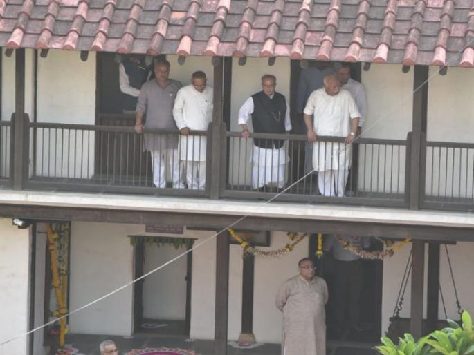 pranab mukherjees remarks in visitors book at k b hedgewar house at nagpur | संघ संस्थापक हेडगेवारांचा प्रणवदांनी केला गौरव; बघा काय म्हणाले मुखर्जी pranab mukherjees remarks in visitors book at k b hedgewar house at nagpur | संघ संस्थापक हेडगेवारांचा प्रणवदांनी केला गौरव; बघा काय म्हणाले मुखर्जी