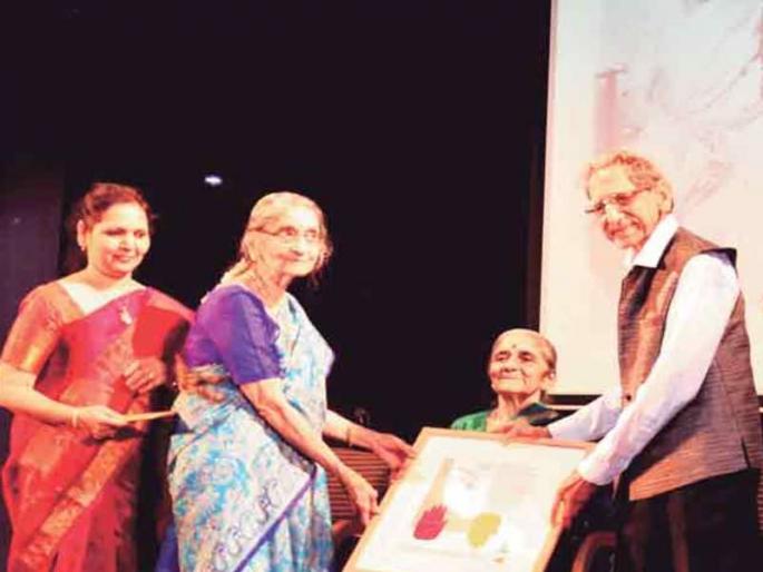 Anna's sister and Aruna's grandiose title | अण्णांची बहीण अन् अरुणाची आत्या हीच मोठी पदवी Anna's sister and Aruna's grandiose title | अण्णांची बहीण अन् अरुणाची आत्या हीच मोठी पदवी