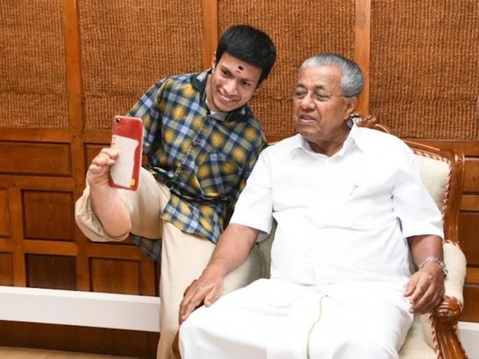 Differently Abled Kerala Artist Wins Pinarayi Vijayan's Heart After Donating to Relief Fund | दिव्यांग कलाकाराचा मुख्यमंत्र्यांसोबत सेल्फी, सोशल मीडियात व्हायरल Differently Abled Kerala Artist Wins Pinarayi Vijayan's Heart After Donating to Relief Fund | दिव्यांग कलाकाराचा मुख्यमंत्र्यांसोबत सेल्फी, सोशल मीडियात व्हायरल