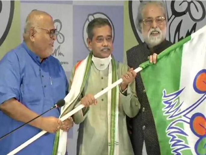 west bengal pranab mukherjee son abhijit joins mamata banjerjee tmc left congress | पश्चिम बंगालमध्ये काँग्रेसला मोठा झटका; प्रणव मुखर्जींच्या मुलाचा तृणमूल काँग्रेसमध्ये प्रवेश west bengal pranab mukherjee son abhijit joins mamata banjerjee tmc left congress | पश्चिम बंगालमध्ये काँग्रेसला मोठा झटका; प्रणव मुखर्जींच्या मुलाचा तृणमूल काँग्रेसमध्ये प्रवेश