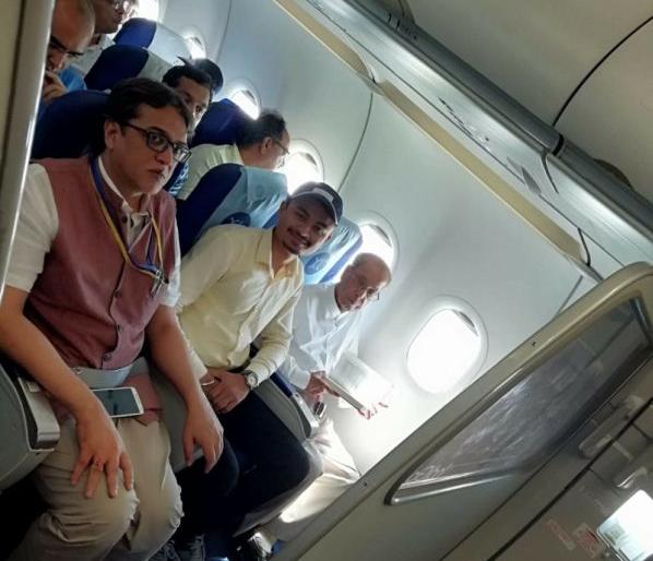 Pranavad's diligence remained in the plane | प्रणवदांचा व्यासंग विमानातही कायम  Pranavad's diligence remained in the plane | प्रणवदांचा व्यासंग विमानातही कायम