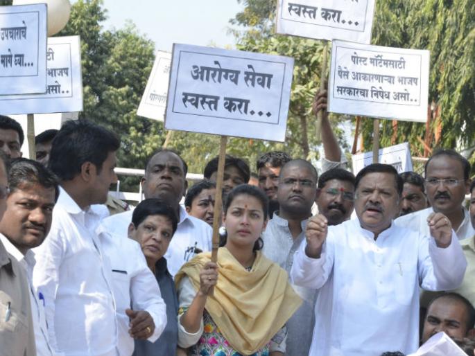 Solapur: Guardian Minister of the Congress party, Praniti Shinde and 60 people filed a complaint against Sadar Bazhar Police Station | सोलापूर काँग्रेसचा पालकमंत्र्यांना घेराव, आमदार प्रणिती शिंदेंसह ७० लोकांविरुद्ध सदर बझार पोलीस ठाण्यात गुन्हा दाखल