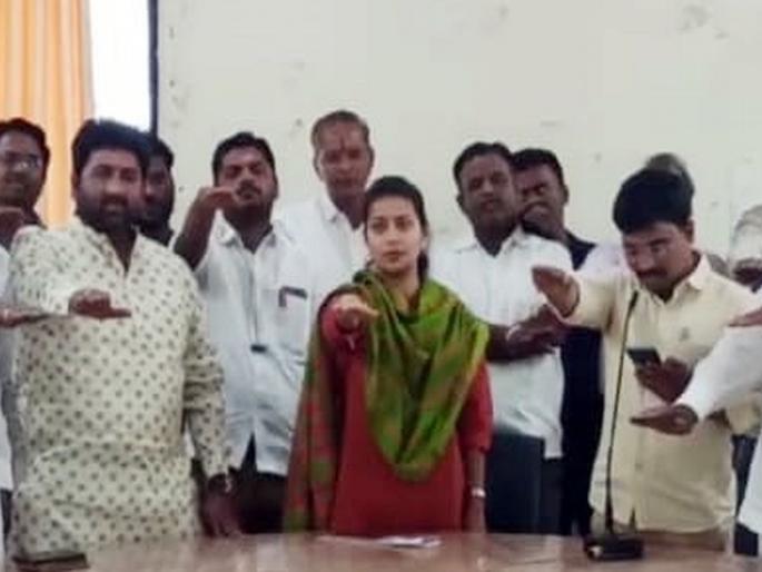 will vote for the party that implements the old pension scheme; MLA Praniti Shinde took oath | जो पक्ष जुनी पेन्शन योजना लागू करेल त्याला मतदान करणार; आमदार प्रणिती शिंदे यांनी घेतली शपथ will vote for the party that implements the old pension scheme; MLA Praniti Shinde took oath | जो पक्ष जुनी पेन्शन योजना लागू करेल त्याला मतदान करणार; आमदार प्रणिती शिंदे यांनी घेतली शपथ