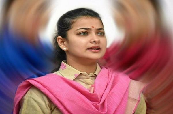 Puneetti Shinde charged with violating the Code of Conduct | प्रणिती शिंदे यांच्यावर आचारसंहिता भंगाचा गुन्हा दाखल Puneetti Shinde charged with violating the Code of Conduct | प्रणिती शिंदे यांच्यावर आचारसंहिता भंगाचा गुन्हा दाखल