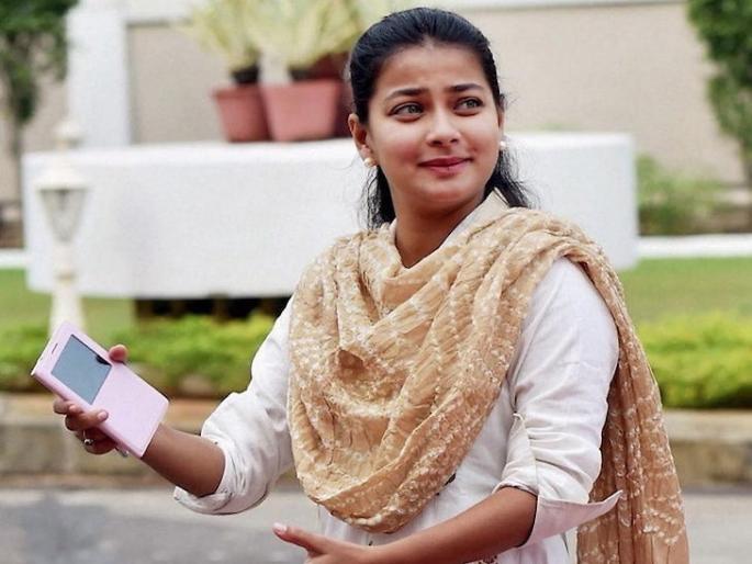 Solapur MLA Praniti Shinde appeared before the court | आमदार प्रणिती शिंदेंच्या अडचणीत पुन्हा वाढ; क़ाय झाला कोर्टात निर्णय पहा ! Solapur MLA Praniti Shinde appeared before the court | आमदार प्रणिती शिंदेंच्या अडचणीत पुन्हा वाढ; क़ाय झाला कोर्टात निर्णय पहा !