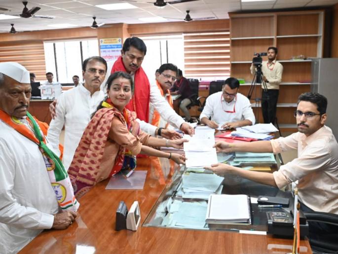 solapur lok sabha election 2024 How much property name of Congress leader Praniti Shinde | बंगल्याची किंमत २ कोटी ८८ लाख रुपये; प्रणिती शिंदेंच्या नावे दादरला प्लॅट, १९ लाख रूपयांची दागिने solapur lok sabha election 2024 How much property name of Congress leader Praniti Shinde | बंगल्याची किंमत २ कोटी ८८ लाख रुपये; प्रणिती शिंदेंच्या नावे दादरला प्लॅट, १९ लाख रूपयांची दागिने