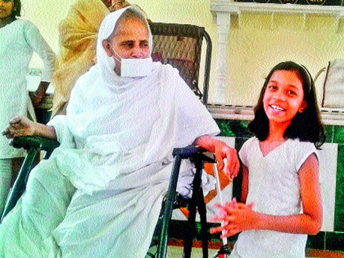 Reading a bandage on the eyes and scratching | डोळ्यांवर पट्टी बांधून प्रांजल करते वाचन Reading a bandage on the eyes and scratching | डोळ्यांवर पट्टी बांधून प्रांजल करते वाचन