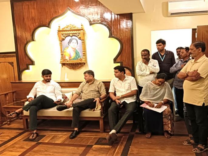 We put on a good show shouldnt you be responsible for providing the facilities? Prashant Damle question to the pune Municipal Corporation | आम्ही चांगले नाटक देतो, तुम्ही सुविधा पुरविण्याची जबाबदारी का घेत नाही? प्रशांत दामलेंचा महापालिकेला सवाल We put on a good show shouldnt you be responsible for providing the facilities? Prashant Damle question to the pune Municipal Corporation | आम्ही चांगले नाटक देतो, तुम्ही सुविधा पुरविण्याची जबाबदारी का घेत नाही? प्रशांत दामलेंचा महापालिकेला सवाल