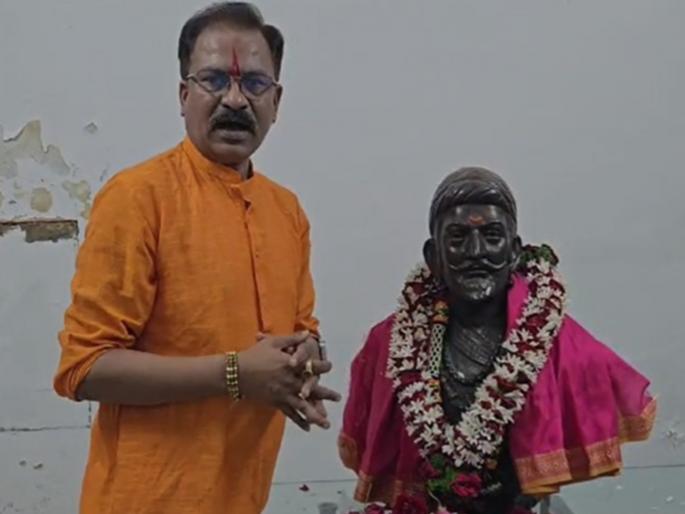 Prashant Koratkars video went viral in which he paid homage to Chhatrapati Shivaji Maharaj and Chhatrapati Sambhaji Maharaj | विकृत कोरटकर नमला; छत्रपती शिवराय आणि संभाजी महाराजांसमोर झुकला: व्हिडीओ व्हायरल Prashant Koratkars video went viral in which he paid homage to Chhatrapati Shivaji Maharaj and Chhatrapati Sambhaji Maharaj | विकृत कोरटकर नमला; छत्रपती शिवराय आणि संभाजी महाराजांसमोर झुकला: व्हिडीओ व्हायरल