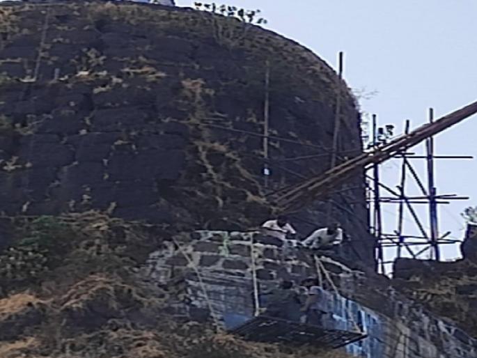 Use of Kadappa in the renovation of Pratapgad fort Satara | Satara: किल्ले प्रतापगडच्या डागडुजीत चक्क कडाप्पाचा वापर, इतिहासप्रेमींमधून नाराजी  Use of Kadappa in the renovation of Pratapgad fort Satara | Satara: किल्ले प्रतापगडच्या डागडुजीत चक्क कडाप्पाचा वापर, इतिहासप्रेमींमधून नाराजी