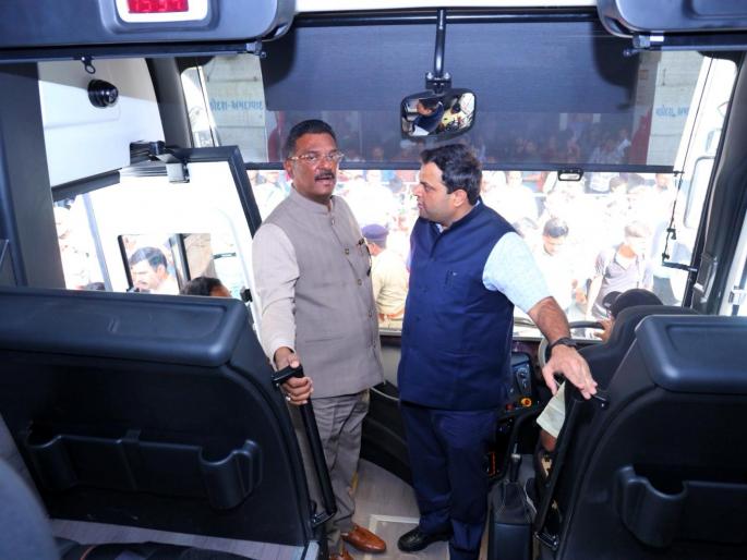 shiv sena shinde group minister pratap sarnaik praised gujarat gsrtc work and said study and improve the quality facilities of st bus services in maharashtra | शिंदेसेनेतील मंत्र्यांनी केले गुजरातचे तोंडभरून कौतुक; म्हणाले, “महाराष्ट्रात तशा सुविधा...” 