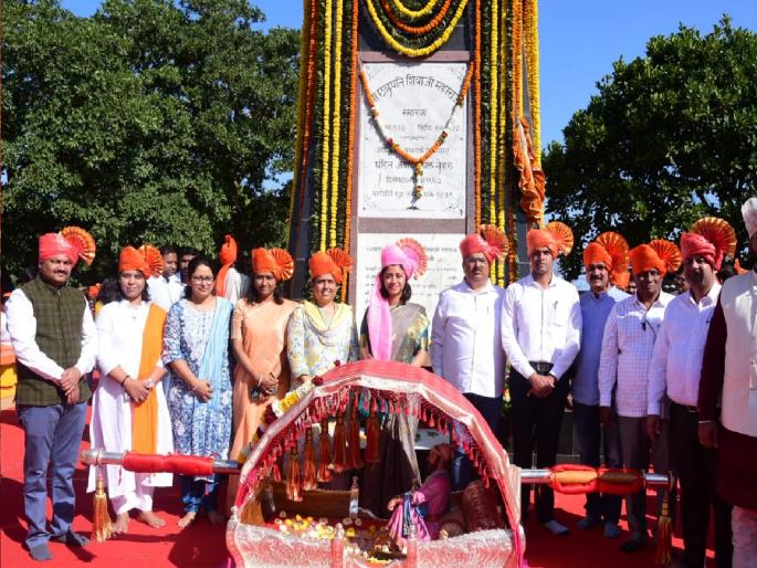 Satara Zilla Parishad officials performed Mahapuja of Shri Bhavnimata at Fort Pratapgad | शिवजयंती सोहळा: किल्ले प्रतापगडावर जिल्हा परिषद अधिकाऱ्यांनी केली श्री भवनीमातेची महापूजा Satara Zilla Parishad officials performed Mahapuja of Shri Bhavnimata at Fort Pratapgad | शिवजयंती सोहळा: किल्ले प्रतापगडावर जिल्हा परिषद अधिकाऱ्यांनी केली श्री भवनीमातेची महापूजा