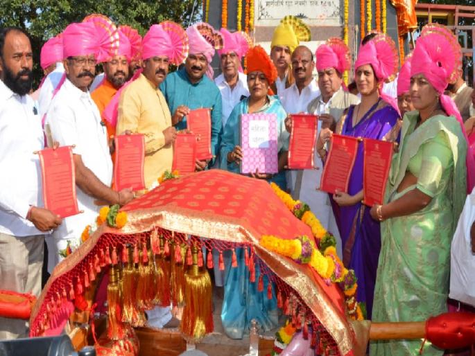 A copy of the Fourth Women's Policy at the feet of Chhatrapati Shivaji Maharaj | चौथ्या महिला धोरणाची प्रत शिवरायांच्या चरणी अर्पण!, किल्ले प्रतापगडावर अवतरला शिवकाळ A copy of the Fourth Women's Policy at the feet of Chhatrapati Shivaji Maharaj | चौथ्या महिला धोरणाची प्रत शिवरायांच्या चरणी अर्पण!, किल्ले प्रतापगडावर अवतरला शिवकाळ