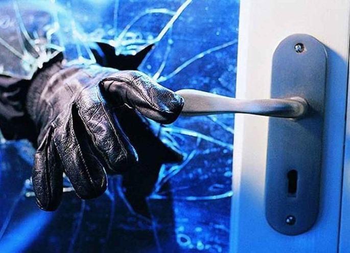 The daredevil burglary in Nagpur's Pratapnagar: cash of 4.5 lakhs stolen | नागपूरच्या प्रतापनगरात धाडसी घरफोडी : साडेचार लाखांची रोकड लंपास