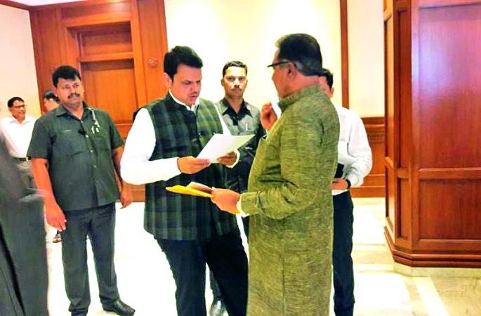 The Government should take guarantee of the expenditure on the Khamgaon-Jalna rail line- eat Prataprao Jadhav | खामगाव-जालना रेल्वेमार्गाच्या खर्चाचे हमीपत्र शासनाने घ्यावे - खा. प्रतापराव जाधव The Government should take guarantee of the expenditure on the Khamgaon-Jalna rail line- eat Prataprao Jadhav | खामगाव-जालना रेल्वेमार्गाच्या खर्चाचे हमीपत्र शासनाने घ्यावे - खा. प्रतापराव जाधव