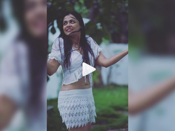 Fire in the rain marathi actress Prarthana behere hot look | Fire in the rains!! चिंब पाऊस अन् हॉट लूक; प्रार्थनाच्या व्हिडीओची सोशल मीडियावर हवा Fire in the rain marathi actress Prarthana behere hot look | Fire in the rains!! चिंब पाऊस अन् हॉट लूक; प्रार्थनाच्या व्हिडीओची सोशल मीडियावर हवा