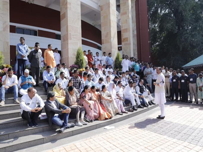 Parliament on the steps Resolution against Karnataka Opposition aggressive on issue of Jayant Patil s suspension maharashtra winter session 2022 | पायऱ्यांवर प्रतिविधानसभा; कर्नाटकविरोधात ठराव, जयंत पाटलांच्या निलंबनाच्या मुद्द्यावर विराेधक आक्रमक Parliament on the steps Resolution against Karnataka Opposition aggressive on issue of Jayant Patil s suspension maharashtra winter session 2022 | पायऱ्यांवर प्रतिविधानसभा; कर्नाटकविरोधात ठराव, जयंत पाटलांच्या निलंबनाच्या मुद्द्यावर विराेधक आक्रमक