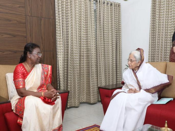 A unique visit of former female President Draupadi Murmu and pratibhatai patil | आजी-माजी महिला राष्ट्रपतींची पुण्यात अनोखी भेट! A unique visit of former female President Draupadi Murmu and pratibhatai patil | आजी-माजी महिला राष्ट्रपतींची पुण्यात अनोखी भेट!