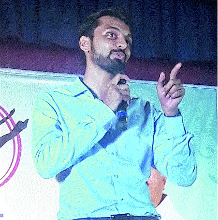 The picture is still there! : Emblem Patil, Opposes the opponents of Jayantrao | पिक्चर अभी बाकी है! : प्रतीक पाटील,, जयंतरावांच्या विरोधकांना टोला