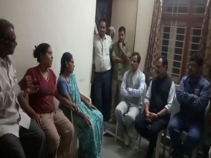 Minister Ranjit Patil meets Pratiksha Mehetre's Family | प्रतीक्षा मेहेत्रे हत्याकांड : गृह राज्यमंत्री रणजित पाटील यांनी घेतली प्रतीक्षाच्या कुटुंबीयांची भेट Minister Ranjit Patil meets Pratiksha Mehetre's Family | प्रतीक्षा मेहेत्रे हत्याकांड : गृह राज्यमंत्री रणजित पाटील यांनी घेतली प्रतीक्षाच्या कुटुंबीयांची भेट