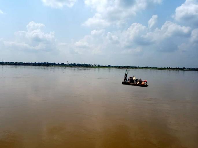 Gadchiroli | The life-threatening journey of the citizens of twenty villages across the Pranhita river | हा वनवास केव्हा संपणार? वीस गावांतील नागरिकांचा अद्यापही प्राणहिता नदीतून जीवघेणा प्रवास Gadchiroli | The life-threatening journey of the citizens of twenty villages across the Pranhita river | हा वनवास केव्हा संपणार? वीस गावांतील नागरिकांचा अद्यापही प्राणहिता नदीतून जीवघेणा प्रवास