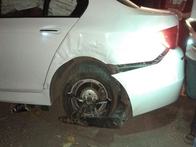 Director Praveen Tarade's car accident at Saswad in Pune | दिग्दर्शक प्रवीण तरडे यांच्या गाडीला अपघात, सुदैवाने दुखापत नाही Director Praveen Tarade's car accident at Saswad in Pune | दिग्दर्शक प्रवीण तरडे यांच्या गाडीला अपघात, सुदैवाने दुखापत नाही