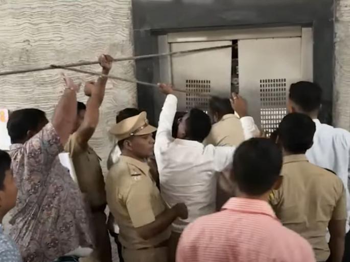 The elevator was closed as soon as they entered, 17 people including Praveen Darekar were trapped, the thrill lasted for 10 minutes, finally they were rescued by breaking the door | प्रवेश करताच लिफ्ट बंद, प्रवीण दरेकरांसह १७ जण अडकले, १० मिनिटं चालला थरार, अखेर दरवाजा तोडून केली सुटका