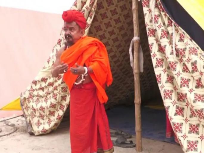 Prayagraj Maha Kumbhmela 2025: Three-foot tall Chhotu Baba is attracting attention at Kumbh Mela, hasn't bathed in 32 years | तीन फूट उंचीचे छोटू बाबा कुंभमेळ्यात ठरताहेत लक्षवेधी, ३२ वर्षांपासून केलेली नाही आंघोळ Prayagraj Maha Kumbhmela 2025: Three-foot tall Chhotu Baba is attracting attention at Kumbh Mela, hasn't bathed in 32 years | तीन फूट उंचीचे छोटू बाबा कुंभमेळ्यात ठरताहेत लक्षवेधी, ३२ वर्षांपासून केलेली नाही आंघोळ
