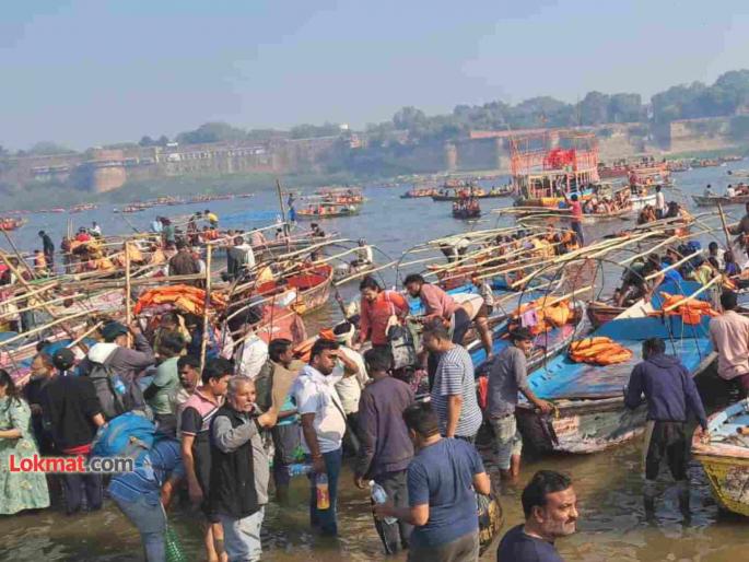youth in Prayagraj earning skyrocketing income for bike and boat services as many took leave in their jobs | बाइक अन् बोट... प्रयागराजमधील तरुणांची छप्परफाड कमाई; अनेकांची रोजगाराला सुटी youth in Prayagraj earning skyrocketing income for bike and boat services as many took leave in their jobs | बाइक अन् बोट... प्रयागराजमधील तरुणांची छप्परफाड कमाई; अनेकांची रोजगाराला सुटी