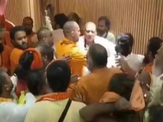 Clash at Maha Kumbh Mela meeting in Prayagraj; Saints kicked each other, come injured | प्रयागराजमध्ये महाकुंभ मेळ्याच्या बैठकीत राडा; साधुसंतांनी एकमेकांवर चालविल्या लाथाबुक्क्या Clash at Maha Kumbh Mela meeting in Prayagraj; Saints kicked each other, come injured | प्रयागराजमध्ये महाकुंभ मेळ्याच्या बैठकीत राडा; साधुसंतांनी एकमेकांवर चालविल्या लाथाबुक्क्या