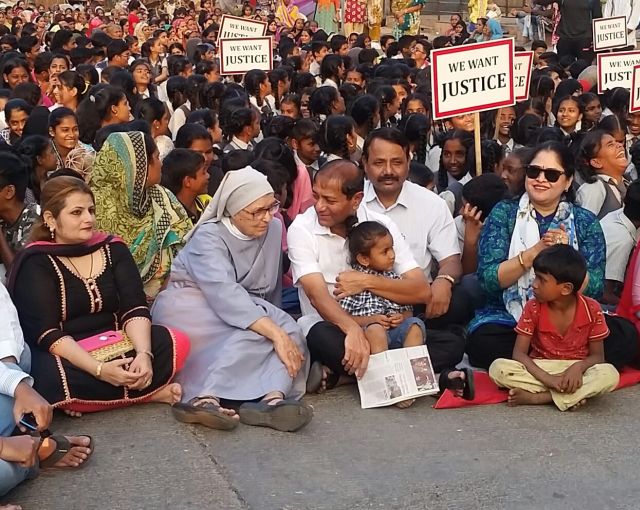 Decide 150 homeless people, 500 students protest against the municipal corporation | 150 बेघरांना न्याय द्या, महापालिकेविरोधात 500 विद्यार्थी रस्त्यावर उतरले Decide 150 homeless people, 500 students protest against the municipal corporation | 150 बेघरांना न्याय द्या, महापालिकेविरोधात 500 विद्यार्थी रस्त्यावर उतरले