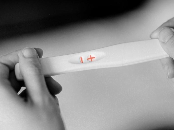 17 year virgin girl gets pregnant without sex mother shocked after seeing pregnancy kit | बॉयफ्रेंडने स्पर्शही केला नव्हता तरी १७ वर्षीय झाली प्रेग्नेंट, प्रेग्नेसी किट पाहताच हादरली आई 17 year virgin girl gets pregnant without sex mother shocked after seeing pregnancy kit | बॉयफ्रेंडने स्पर्शही केला नव्हता तरी १७ वर्षीय झाली प्रेग्नेंट, प्रेग्नेसी किट पाहताच हादरली आई