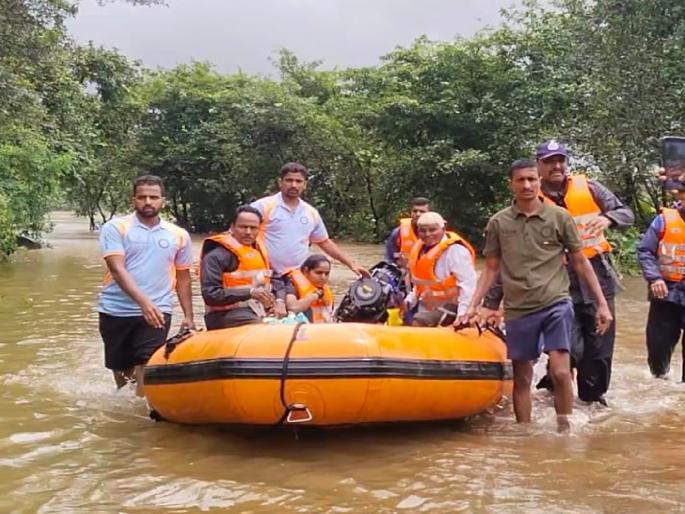 A pregnant woman from Kolik in Panhala taluka kolhapur was safely transported to the hospital by boat through floodwaters. | Kolhapur flood: गरोदर महिलेच्या मदतीला प्रशासन धावले, बोटीने सुखरूप दवाखान्यात पोहोचवले A pregnant woman from Kolik in Panhala taluka kolhapur was safely transported to the hospital by boat through floodwaters. | Kolhapur flood: गरोदर महिलेच्या मदतीला प्रशासन धावले, बोटीने सुखरूप दवाखान्यात पोहोचवले