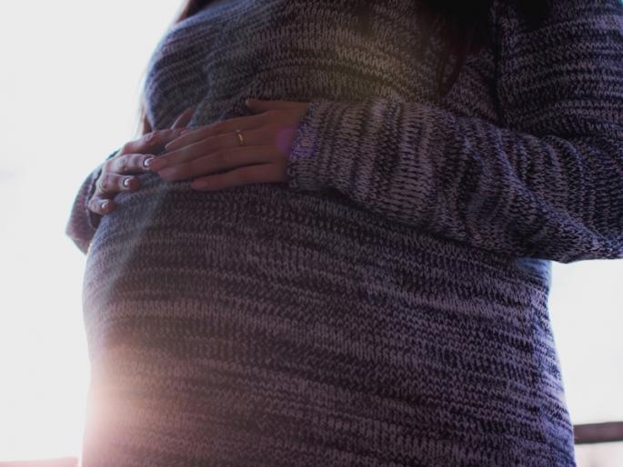 Pregnant woman pulled out of hospital; E-rickshaw gives birth to baby | गरोदर महिलेला हॉस्पिटलमधून बाहेर काढलं; ई-रिक्शात दिला बाळाला जन्म