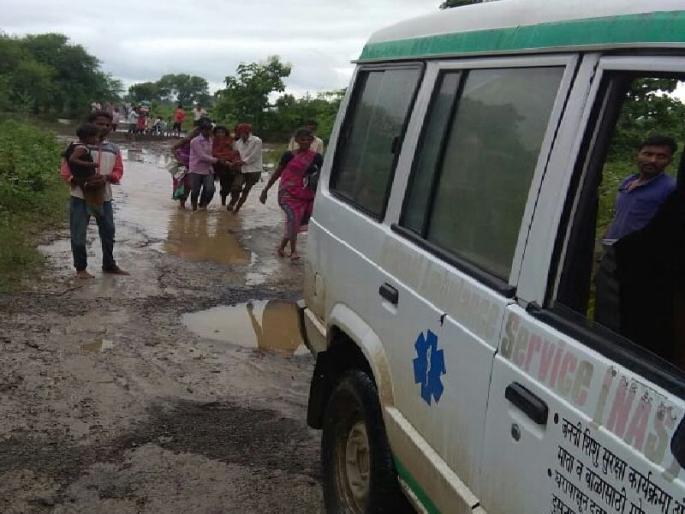 Off the road; The doctor has given the woman's delivery after such a shock ... | रस्ता बंद; अशी शक्कल लढवून डॉक्टरने केली महिलेची प्रसुती... Off the road; The doctor has given the woman's delivery after such a shock ... | रस्ता बंद; अशी शक्कल लढवून डॉक्टरने केली महिलेची प्रसुती...