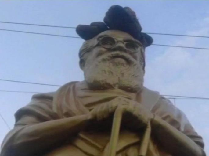 statue of Periyar was found to be vandalised Put slippers on their heads | पेरियार यांच्या पुतळ्याची विटंबना; डोक्यावर चप्पल ठेवले statue of Periyar was found to be vandalised Put slippers on their heads | पेरियार यांच्या पुतळ्याची विटंबना; डोक्यावर चप्पल ठेवले