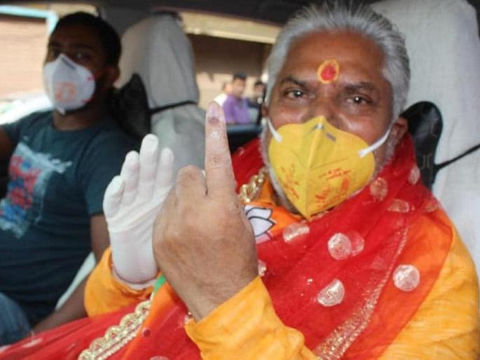 bihar assembly elections story gaya bjp candidate prem kumar voting with bjp symbol mask patka bihar election | आचारसंहितेचा विसर, 'कमळा'चे चिन्ह असलेले मास्क परिधान करून भाजपा उमेदवार पोहोचले मतदान केंद्रावर! bihar assembly elections story gaya bjp candidate prem kumar voting with bjp symbol mask patka bihar election | आचारसंहितेचा विसर, 'कमळा'चे चिन्ह असलेले मास्क परिधान करून भाजपा उमेदवार पोहोचले मतदान केंद्रावर!