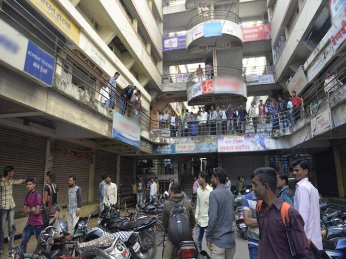 Pretending to be a tutor, the moneylenders turned up in Jalgaon | तृतीयपंथीय असल्याची बतावणी करून पैसे उकळणा-यांना जळगावात बदडले Pretending to be a tutor, the moneylenders turned up in Jalgaon | तृतीयपंथीय असल्याची बतावणी करून पैसे उकळणा-यांना जळगावात बदडले