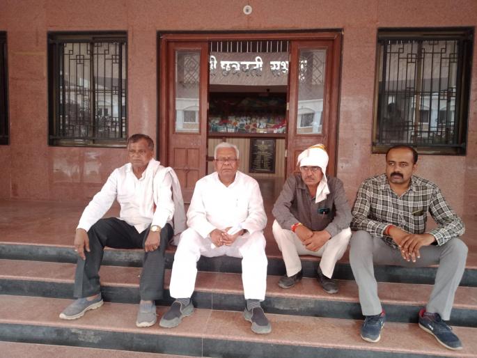 Incomplete work of 100 paved roads excavated; To hold on the steps of the Collector's office given by the MLA | १०० पाणंद रस्त्यांची कामे अपूर्ण; आमदाराने दिले जिल्हाधिकारी कार्यालयाच्या पायऱ्यांवर धरणे