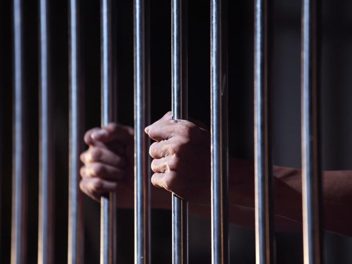 The prisoner escaped by cutting the window sill, the police fell asleep | खिडकीचे गज कापून कैद्याने केले पलायन, पोलिसांची उडाली झोप The prisoner escaped by cutting the window sill, the police fell asleep | खिडकीचे गज कापून कैद्याने केले पलायन, पोलिसांची उडाली झोप