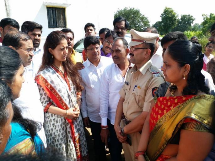 MP Pritam Munde gave courage of rape case family in Hinjawadi | हिंजवडीतील 'त्या' पीडित मुलींच्या कुटुंबियांना खासदार प्रितम मुंडे यांनी दिला धीर MP Pritam Munde gave courage of rape case family in Hinjawadi | हिंजवडीतील 'त्या' पीडित मुलींच्या कुटुंबियांना खासदार प्रितम मुंडे यांनी दिला धीर