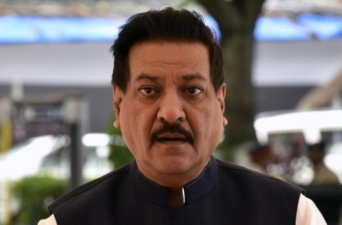 Delay in CAG action delayed mining: Prithviraj Chavan | कॅगमधील कारवाईत विलंब झाल्यास खानापूर्तीला वाव : पृथ्वीराज चव्हाण Delay in CAG action delayed mining: Prithviraj Chavan | कॅगमधील कारवाईत विलंब झाल्यास खानापूर्तीला वाव : पृथ्वीराज चव्हाण