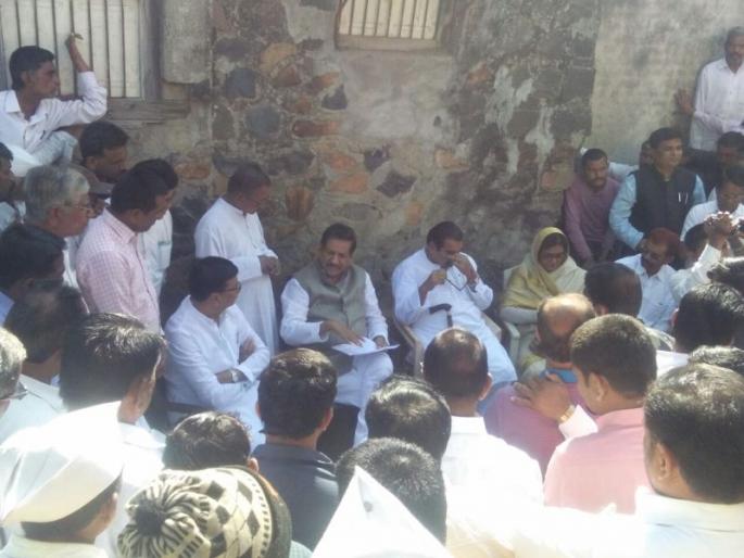 Prithviraj Chavan met the family members of Dharma Patil, who tried to commit suicide | मंत्रालयात आत्महत्येचा प्रयत्न करणा-या धर्मा पाटील यांच्या कुटुंबियांची पृथ्वीराज चव्हाणांनी घेतली भेट Prithviraj Chavan met the family members of Dharma Patil, who tried to commit suicide | मंत्रालयात आत्महत्येचा प्रयत्न करणा-या धर्मा पाटील यांच्या कुटुंबियांची पृथ्वीराज चव्हाणांनी घेतली भेट