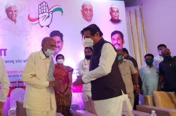 The beginning of the internal meeting of the Congress from Western Maharashtra .. | काँग्रेसच्या अंतर्गत मनोमिलनाची नांदी पश्चिम महाराष्ट्रातून..