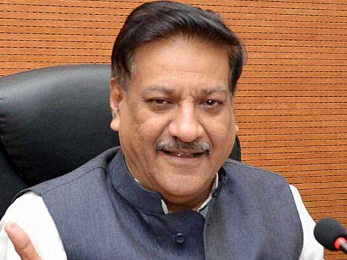 Chief Minister's Political Corruption to give Vidya, Kshirsagar a Minister | विखे, क्षीरसागर यांना मंत्रीपदे देणे मुख्यमंत्र्यांचा राजकीय भ्रष्टाचार 