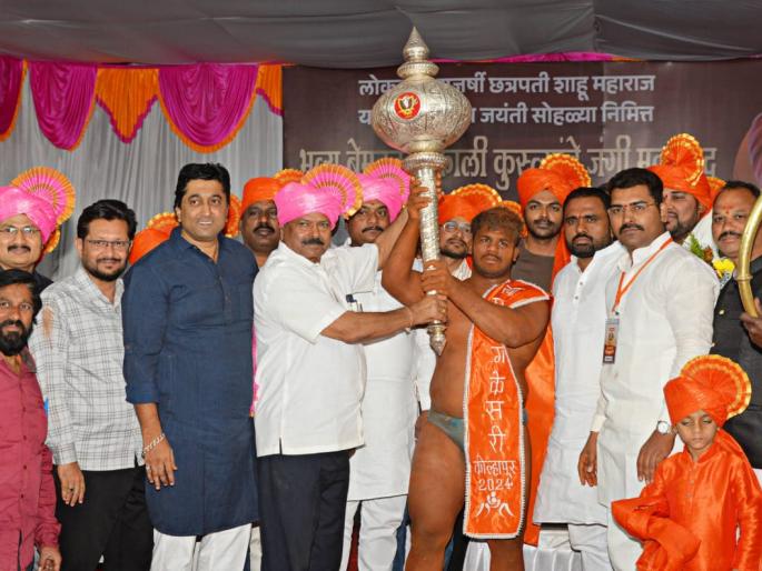 prithviraj patil won the honor of khasbag kesari | पृथ्वीराज पाटीलने जिंकला खासबाग केसरीचा मान prithviraj patil won the honor of khasbag kesari | पृथ्वीराज पाटीलने जिंकला खासबाग केसरीचा मान